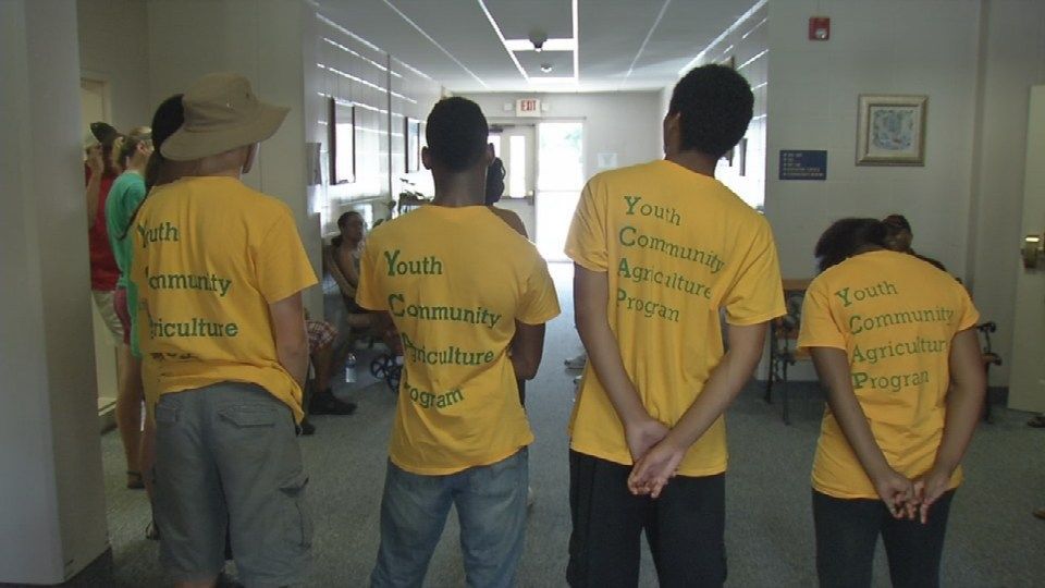 Louisville teenagers helping provide fresh produce to senior citizens